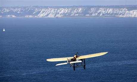 Francouzský pilot Edmond Salis po sto letech zopakoval přelet kanálu La Manche na dřevěném jednoplošníku (25. července 2009) Francouzský pilot Edmond Salis po sto letech zopakoval přelet kanálu La Manche na dřevěném jednoplošníku (25. července 2009)