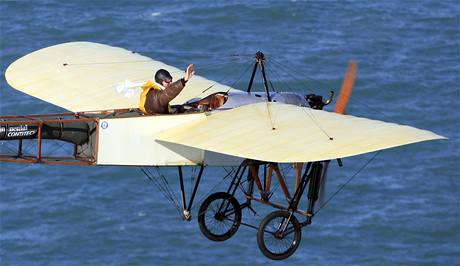 Francouzský pilot Edmond Salis po sto letech zopakoval přelet kanálu La Manche na dřevěném jednoplošníku (25. července 2009) Francouzský pilot Edmond Salis po sto letech zopakoval přelet kanálu La Manche na dřevěném jednoplošníku (25. července 2009)