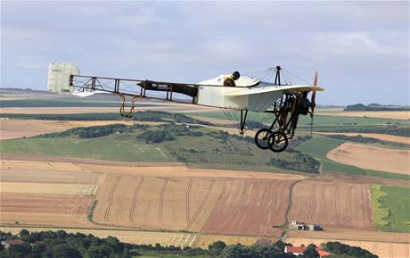 Francouzský pilot Edmond Salis po sto letech zopakoval přelet kanálu La Manche na dřevěném jednoplošníku (25. července 2009) Francouzský pilot Edmond Salis po sto letech zopakoval přelet kanálu La Manche na dřevěném jednoplošníku (25. července 2009)