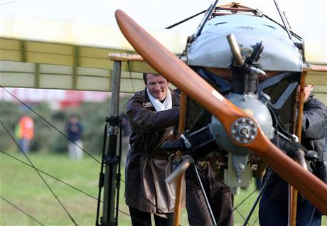 Francouzský pilot Edmond Salis po sto letech zopakoval přelet kanálu La Manche na dřevěném jednoplošníku (25. července 2009) Francouzský pilot Edmond Salis po sto letech zopakoval přelet kanálu La Manche na dřevěném jednoplošníku (25. července 2009)