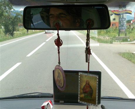 Stopem na krvavý Kavkaz. Veze mě Rom v kloboučku a chce mi věnovat svou GPS! Pod zrcátkem se houpou ikony, taky ma puštěnou televizi s hudebními klipy (foceno z mobilu). Stopem na krvavý Kavkaz. Veze mě Rom v kloboučku a chce mi věnovat svou GPS! Pod zrcátkem se houpou ikony, taky ma puštěnou televizi s hudebními klipy (foceno z mobilu).