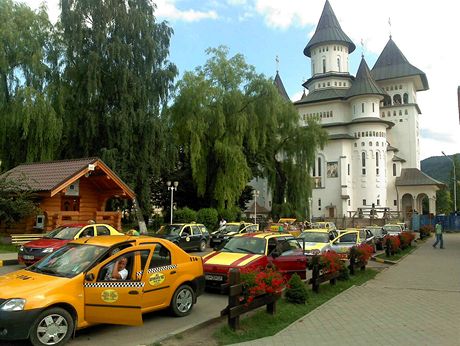 Ve městě Gora Humorulu na severovýchodě Rumunska je plno klášterů, kostelů, turistů, taxíků.. Je tu prostě hezky. Ve městě Gora Humorulu na severovýchodě Rumunska je plno klášterů, kostelů, turistů, taxíků.. Je tu prostě hezky.