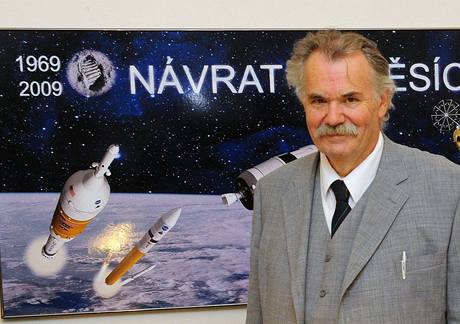 Ředitel Hvězdárny a planetária hlavního města Prahy Marcel Grün uvedl 21. července ve Štefánikově hvězdárně v Praze na Petříně výstavu Návrat na Měsíc věnovanou 40. výročí letu kosmické lodi Apollo 11 na Měsíc. Ředitel Hvězdárny a planetária hlavního města Prahy Marcel Grün uvedl 21. července ve Štefánikově hvězdárně v Praze na Petříně výstavu Návrat na Měsíc věnovanou 40. výročí letu kosmické lodi Apollo 11 na Měsíc.