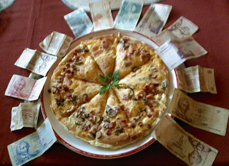 Podněstří. Vůbec se nevyznám v místních penězích, ušmudlaných rublech, které nikde jinde neplatí. Pizzu mají jako buchtu, vyjde na čtyřicet korun. Podněstří. Vůbec se nevyznám v místních penězích, ušmudlaných rublech, které nikde jinde neplatí. Pizzu mají jako buchtu, vyjde na čtyřicet korun.