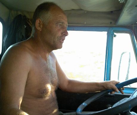 Nejhorší stopařskou krizi jsem zatím prožil u Chersonu. Po třech hodinách v oslepujícím slunci zastavil kamioňák Slavík. Vzal mě jenom deset kilometrů za město, ale chvála bohu. Pak už to šlo. Nejhorší stopařskou krizi jsem zatím prožil u Chersonu. Po třech hodinách v oslepujícím slunci zastavil kamioňák Slavík. Vzal mě jenom deset kilometrů za město, ale chvála bohu. Pak už to šlo.