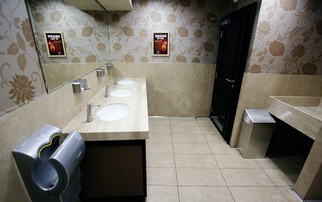 Toalety se změnily nejvíce, sušák na ruce (vlevo na fotografii) je dílem designéra Dysona, silný proud vzduchu ruce dokonale osuší za 10 sekund Toalety se změnily nejvíce, sušák na ruce (vlevo na fotografii) je dílem designéra Dysona, silný proud vzduchu ruce dokonale osuší za 10 sekund