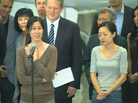 Novinářky Laura Lingová a Euna Leeová po svém návratu do Spojených států. Vzadu stojí Al Gore. (5. srpna 2009) Novinářky Laura Lingová a Euna Leeová po svém návratu do Spojených států. Vzadu stojí Al Gore. (5. srpna 2009)