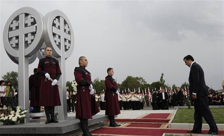 Pokládání věnců nedaleko Tbilisi u ročního výroční propuknutí rusko-gruzínské války. (7. srpna 2009) Pokládání věnců nedaleko Tbilisi u ročního výroční propuknutí rusko-gruzínské války. (7. srpna 2009)