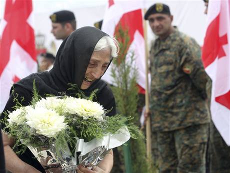 Žena přináší kytici na vojenský hřbitov poblíž Tbili u ročního výročí vypuknutí rusko-gruzínské války (7. srpna 2009) Žena přináší kytici na vojenský hřbitov poblíž Tbili u ročního výročí vypuknutí rusko-gruzínské války (7. srpna 2009)