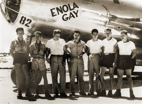 Posádka amerického bombardéru B-29 Enola Gay, ze kterého byla svržena první atomová bomba. Uprostřed stojí pilot Paul W. Tibbets, po jehož matce bylo letadlo pojmenováno. Posádka amerického bombardéru B-29 Enola Gay, ze kterého byla svržena první atomová bomba. Uprostřed stojí pilot Paul W. Tibbets, po jehož matce bylo letadlo pojmenováno.