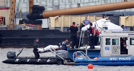 Newyorští policisté nesou jednu z obětí sobotní srážky letadla s helikoptérou nad řekou Hudson. (9. srpna 2009) Newyorští policisté nesou jednu z obětí sobotní srážky letadla s helikoptérou nad řekou Hudson. (9. srpna 2009)
