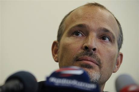 Ředitel Úřadu pro zahraniční styky a informace (ÚZSI) Ivo Schwarz na tiskové konferenci (17. srpna 2009) Ředitel Úřadu pro zahraniční styky a informace (ÚZSI) Ivo Schwarz na tiskové konferenci (17. srpna 2009)