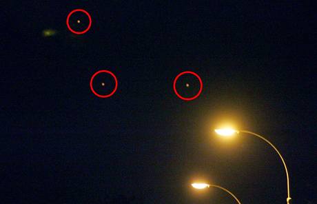 UFO? Takový pohled se naskytl fotografovi MF DNES v nočních ulicích Plzně.