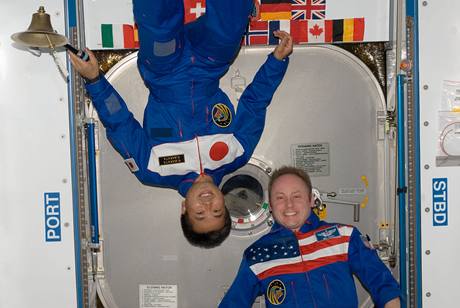 Astronauti Wakata a Fincke u zvonu na ISS Astronauti Wakata a Fincke u zvonu na ISS