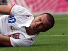 BUDE PENALTA. Václav Svěrkoš leží po Van Buytenově faulu na zemi, český tým bude kopat penaltu. BUDE PENALTA. Václav Svěrkoš leží po Van Buytenově faulu na zemi, český tým bude kopat penaltu.