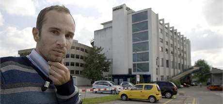 Reportér MF DNES Jakub Pokorný před budovou ve Schwerzenbachu, kde docházelo k asistovaným sebevraždám. Reportér MF DNES Jakub Pokorný před budovou ve Schwerzenbachu, kde docházelo k asistovaným sebevraždám.