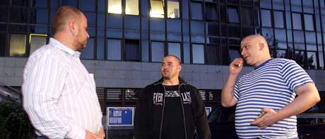 Čtyři útočníci z Hustopečí na Břeclavsku přišli podat vysvětlení na služebnu policie. (24. srpna 2009) Čtyři útočníci z Hustopečí na Břeclavsku přišli podat vysvětlení na služebnu policie. (24. srpna 2009)