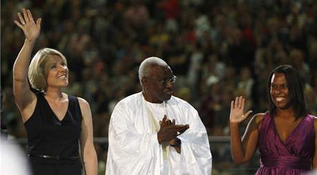 Vnučka Lutze Longe Julia-Vanessa Longová (vlevo) a vnučka Jesseho Owense Marlene Dortchová (vpravo). Uprostřed prezident IAAF Lamine Diack Vnučka Lutze Longe Julia-Vanessa Longová (vlevo) a vnučka Jesseho Owense Marlene Dortchová (vpravo). Uprostřed prezident IAAF Lamine Diack