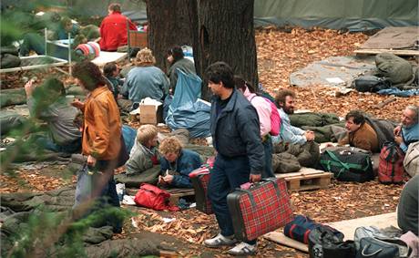 Stovky východoněmeckých uprchlíků přebývaly na nádvoří ambasády Západního Německa od srpna do začátku listopadu 1989. Stovky východoněmeckých uprchlíků přebývaly na nádvoří ambasády Západního Německa od srpna do začátku listopadu 1989.