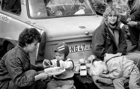 Východní Němci čekají před budovou velvyslanectví NSR na autobusy, které je dopraví na nádraží v Libni. (3. listopadu 1989) Východní Němci čekají před budovou velvyslanectví NSR na autobusy, které je dopraví na nádraží v Libni. (3. listopadu 1989)