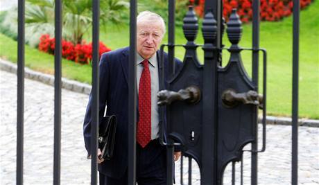 Ministr financí Eduard Janota odchází z Kramářovy vily, kde se uskutečnilo jednání o rozpočtu pro příští rok. (27. srpna 2009) Ministr financí Eduard Janota odchází z Kramářovy vily, kde se uskutečnilo jednání o rozpočtu pro příští rok. (27. srpna 2009)