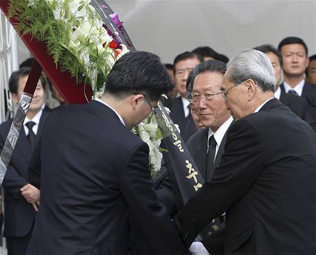 Severokorejská delegace věnovala památce Kim Te-džunga věnec se zdravicí Kim Čong-ila (21. srpna 2009) Severokorejská delegace věnovala památce Kim Te-džunga věnec se zdravicí Kim Čong-ila (21. srpna 2009)