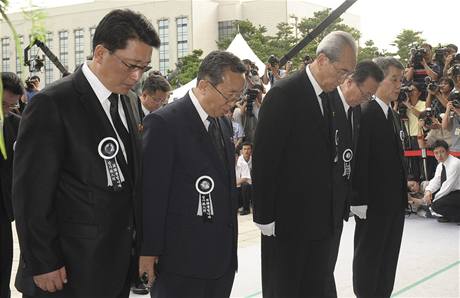 Severokorejská delegace v čele s tajemníkem ústředního výboru Korejské strany práce Kim Ki-namem přijela uctít památku bývalého jihokorejského prezidenta Kim Te-džunga (21. srpna 2009) Severokorejská delegace v čele s tajemníkem ústředního výboru Korejské strany práce Kim Ki-namem přijela uctít památku bývalého jihokorejského prezidenta Kim Te-džunga (21. srpna 2009)