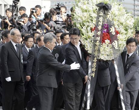 Severokorejská delegace věnovala památce Kim Te-džunga věnec se zdravicí Kim Čong-ila (21. srpna 2009) Severokorejská delegace věnovala památce Kim Te-džunga věnec se zdravicí Kim Čong-ila (21. srpna 2009)