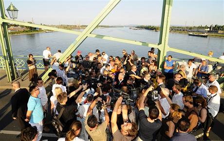 Maďarský prezident Lászlo Sólyom na hraničním mostě mezi Maďarskem a Slovenskem u Komárna (21. srpna 2009) Maďarský prezident Lászlo Sólyom na hraničním mostě mezi Maďarskem a Slovenskem u Komárna (21. srpna 2009)