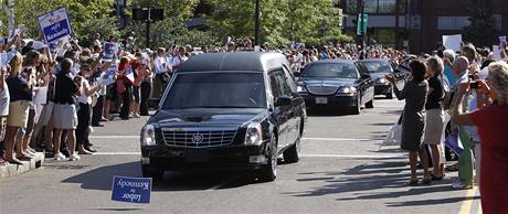 Rakev se zesnulým senátorem Edwardem Kennedym přivezla do knihovny J. F. Kennedyho kolona. Cestu lemovaly tisíce lidí (28. srpna 2009) Rakev se zesnulým senátorem Edwardem Kennedym přivezla do knihovny J. F. Kennedyho kolona. Cestu lemovaly tisíce lidí (28. srpna 2009)