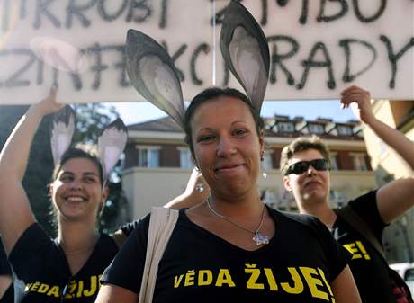 Vědci a jejich příznivci demonstrovali při příležitosti diskuse o budoucnosti české vědy. (31. srpna 2009) Vědci a jejich příznivci demonstrovali při příležitosti diskuse o budoucnosti české vědy. (31. srpna 2009)