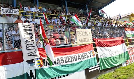 Na stadion v Dunajské Stredě přišly čtyři tisícovky Maďarů, nelíbí se jim slovenský jazykový zákon (1. září 2009) Na stadion v Dunajské Stredě přišly čtyři tisícovky Maďarů, nelíbí se jim slovenský jazykový zákon (1. září 2009)