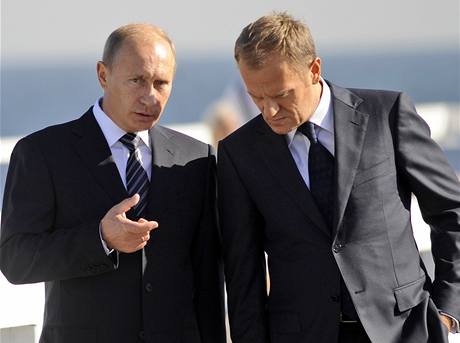 Na ceremonii k 70. výročí začátku 2. světové války dorazil i ruský premiér Vladimir Putin (vlevo). S polským premiérem Donaldem Tuskem mají co probírat (1. září 2009) Na ceremonii k 70. výročí začátku 2. světové války dorazil i ruský premiér Vladimir Putin (vlevo). S polským premiérem Donaldem Tuskem mají co probírat (1. září 2009)