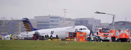Stroj Fokker 100 musel nouzově přistát na letišti ve Stuttgartu kvůli problémům s podvozkem (14. září 2009) Stroj Fokker 100 musel nouzově přistát na letišti ve Stuttgartu kvůli problémům s podvozkem (14. září 2009)