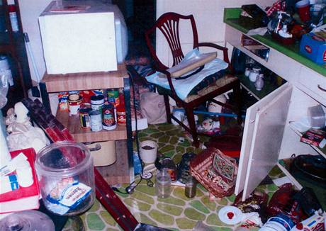 Policie zveřejnila snímky z domu, ve kterém byla osmnáct let vězněná Jaycee Dugardová. (18. září 2009) Policie zveřejnila snímky z domu, ve kterém byla osmnáct let vězněná Jaycee Dugardová. (18. září 2009)