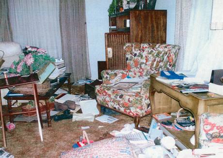 Policie zveřejnila snímky z domu, ve kterém byla osmnáct let vězněná Jaycee Dugardová. (18. září 2009) Policie zveřejnila snímky z domu, ve kterém byla osmnáct let vězněná Jaycee Dugardová. (18. září 2009)