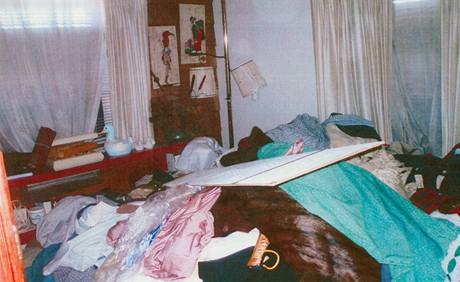 Policie zveřejnila snímky z domu, ve kterém byla osmnáct let vězněná Jaycee Dugardová. (18. září 2009) Policie zveřejnila snímky z domu, ve kterém byla osmnáct let vězněná Jaycee Dugardová. (18. září 2009)