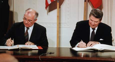 Ronald Reagan a Michail Gorbačov podepisují ve Východním pokoji Bílého domu dohodu o odzbrojení. (8. prosince 1987) Ronald Reagan a Michail Gorbačov podepisují ve Východním pokoji Bílého domu dohodu o odzbrojení. (8. prosince 1987)