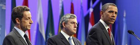 Barack Obama, Gordon Brown a Nicolas Sarkozy při společném prohlášení ohledně druhého íránského zařízení na obohacování uranu. (25. září 2009) Barack Obama, Gordon Brown a Nicolas Sarkozy při společném prohlášení ohledně druhého íránského zařízení na obohacování uranu. (25. září 2009)