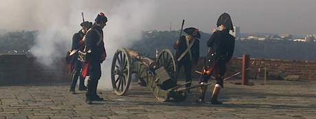 Muži v historických uniformách vystřelili ze dvou děl na Špilberku dvaadvacet ran jako symbolické přivítání papeže Benedikta XVI. v Brně.