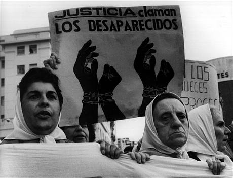 Demonstrace matek a příbuzných lidí, kteří zmizeli během argentinské Špinavé války. Snímek je z května v roce 1982. Demonstrace matek a příbuzných lidí, kteří zmizeli během argentinské Špinavé války. Snímek je z května v roce 1982.
