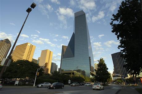 Šedesátipatrová kancelářská budova v Dallasu nazvaná Fountain Place, na kterou chtěl podle policie zaútočit devatenáctiletý Jordánec žijící v Texasu. Šedesátipatrová kancelářská budova v Dallasu nazvaná Fountain Place, na kterou chtěl podle policie zaútočit devatenáctiletý Jordánec žijící v Texasu.