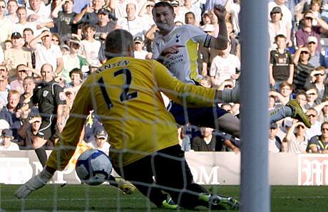 Tottenham - Burnley: Robbie Keane střílí gól Tottenham - Burnley: Robbie Keane střílí gól