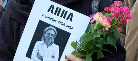 Stovky lidí si 7. října v Moskvě připomněly třetí výročí násilné smrti ruské novinářky Anny Politkovské. (7. října 2009) Stovky lidí si 7. října v Moskvě připomněly třetí výročí násilné smrti ruské novinářky Anny Politkovské. (7. října 2009)