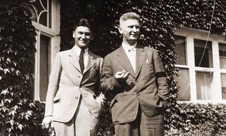 Tomáš Baťa ml. (vlevo) se svým strýcem a novým šéfem Závodů Baťa a.s. Janem Antonínem Baťou, krátce po tragické smrti továrníka Tomáše Bati v roce 1932.