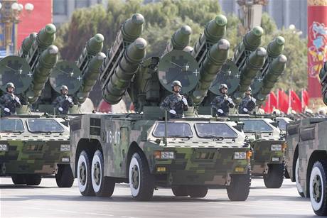 Velkolepá přehlídka na náměstě Nebeského klidu v centru Pekingu u příležitosti 60. výročí založení Čínské lidové republiky (1. října 2009) Velkolepá přehlídka na náměstě Nebeského klidu v centru Pekingu u příležitosti 60. výročí založení Čínské lidové republiky (1. října 2009)