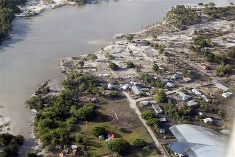 Mohutná vlna tsunami zpustošila pobřeží souostroví Samoa, záchranáři stále pátrají po obětech (1. října 2009) Mohutná vlna tsunami zpustošila pobřeží souostroví Samoa, záchranáři stále pátrají po obětech (1. října 2009)
