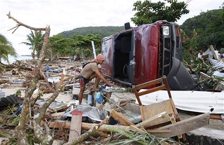Mohutná vlna tsunami zpustošila pobřeží souostroví Samoa, záchranáři stále pátrají po obětech (1. října 2009) Mohutná vlna tsunami zpustošila pobřeží souostroví Samoa, záchranáři stále pátrají po obětech (1. října 2009)