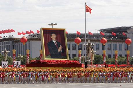 Velkolepá přehlídka na náměstě Nebeského klidu v centru Pekingu u příležitosti 60. výročí založení Čínské lidové republiky (1. října 2009) Velkolepá přehlídka na náměstě Nebeského klidu v centru Pekingu u příležitosti 60. výročí založení Čínské lidové republiky (1. října 2009)