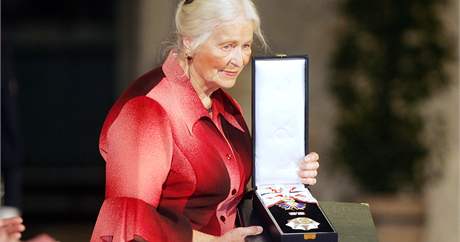 Předsedkyně Konfederace politických vězňů Naděžda Kavalírová s vyznamenáním od prezidenta Václava Klause. (28. října 2006) Předsedkyně Konfederace politických vězňů Naděžda Kavalírová s vyznamenáním od prezidenta Václava Klause. (28. října 2006)